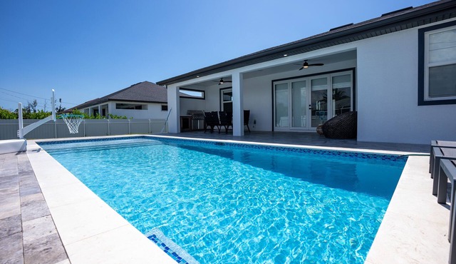 Luxury 4BR Entertainment house w/Pool and Boat/RV parking