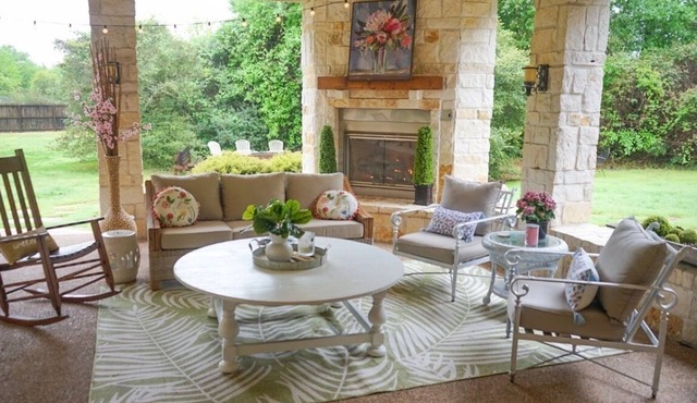 Luxury 4BR Estate on 1 Acre OutdoornKitchen & Fireplace Close To Kyle Field