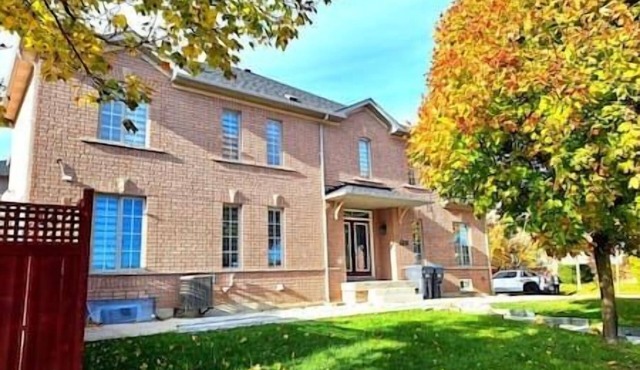 Luxury 4BR Family Home, Private Fenced Yard, Near Toronto & Pearson
