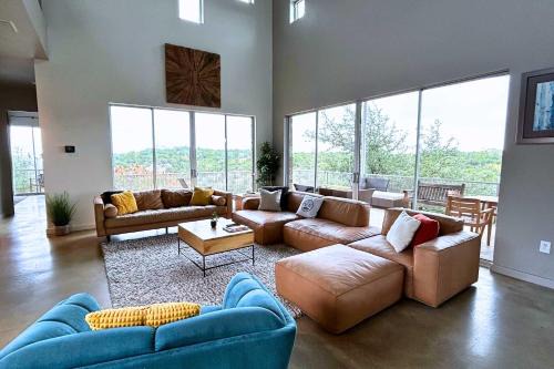 Luxury 4BR Hilltop Retreat Scenic Views