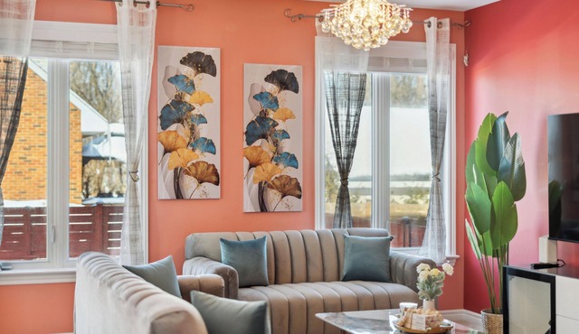 Luxury 4BR Home, Sleeps 10, Private & Near Shops in Ottawa