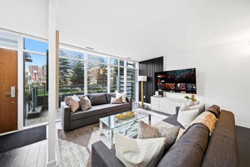 Luxury 4BR Home Sleeps 14 with Parking