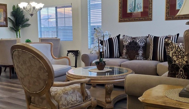 Luxury 4BR Home w/Hot Tub, BBQ, Patio. Perfect for Families & Business