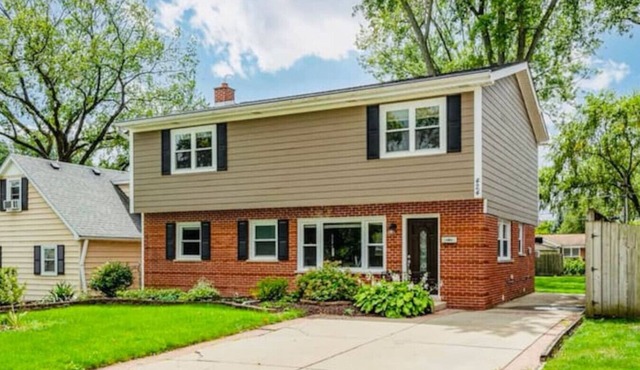 Luxury 4BR Home w/Pool Table &Beautiful Kitchen