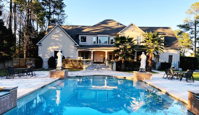 Luxury 4BR House. Only 5.4 miles from Augusta National Golf Club.