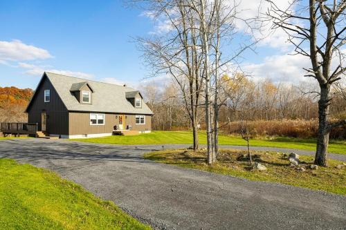 Luxury 4BR in Hudson Valley on a 8 Acre Estate - Hot Tub, Large Firepit, Oversized 38 Ft Deck!
