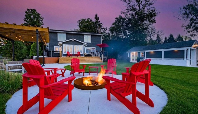 Luxury 4BR Lakefront Cottage W/Sauna & Dock!