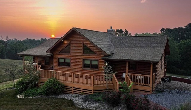 Luxury 4BR Log Cabin Near SIU & Wine Trail