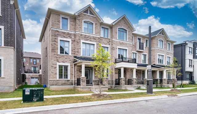 Luxury 4BR Oakville Townhome + 3 Free Parking