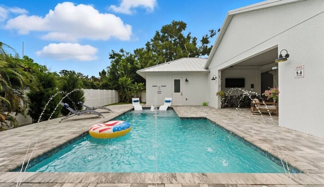 Luxury 4BR | Pool, Gym, Fireplace & Outdoor Dining