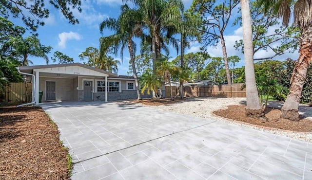 Luxury 4BR Pool Home Near Downtown & Lido Beach