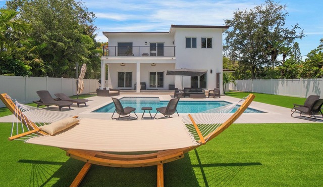 Luxury 4BR Retreat w/Heated Pool + Free Car Rental – Near Miami & Beaches