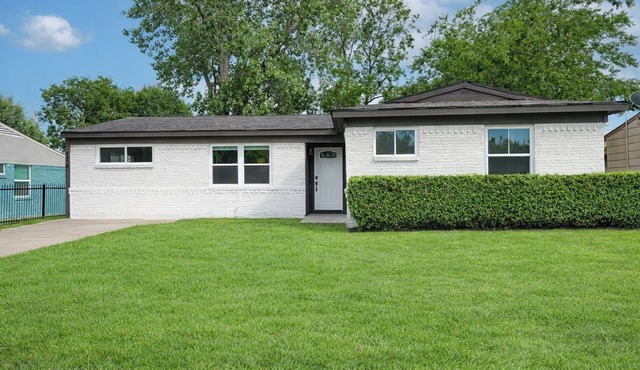 Luxury 4BR Retreat – 10 Min to Downtown & Lake