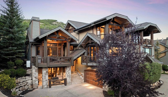 Luxury 4BR Retreat | Hot Tub, Views & Fireplace