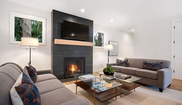 Luxury 4BR Retreat with Hot Tub & Sauna, Walkable