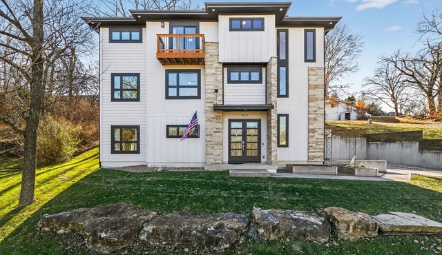 Luxury 4BR Riverside Escape — 10 Min to Downtown Kansas City & Events