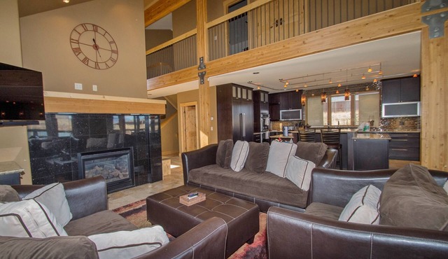 LUXURY 4BR - Silverthorne - 4 King Suites - Private Hot Tub - 7 ski areas