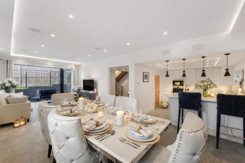 Luxury 4BR Smart Home with Smart Features, Garden, SkyStream & Free Parking - Sleeps Up To 8 in Gerrards Cross SL9