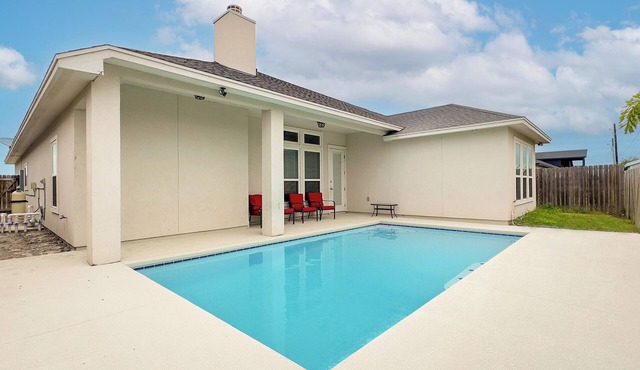 Luxury 4BR South CC! 15 Min to Beach, Fast WiFi, 6 Beds & Fireplace!