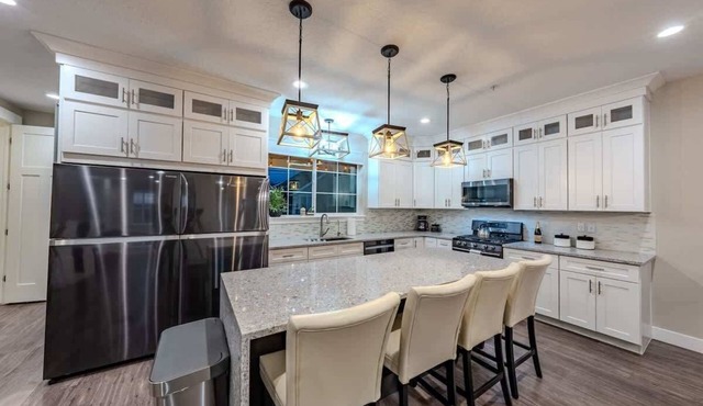 Luxury 4BR Townhome | Pet-Friendly | Waffles too!