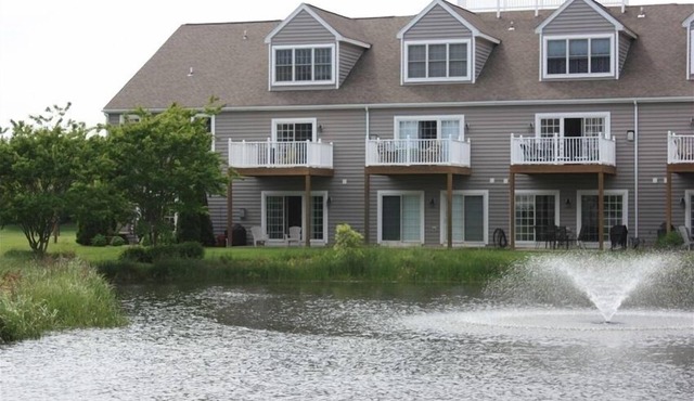 Luxury 4BR Townhouse, 2 Primary Bedrooms, east of route 1, POOL, close to beach