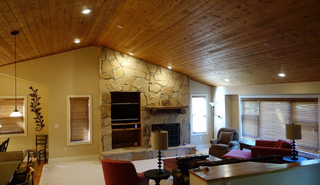 Luxury 4BR Twinhome Sleeps 12. Near ski resorts & bus. 3000 sq ft,
