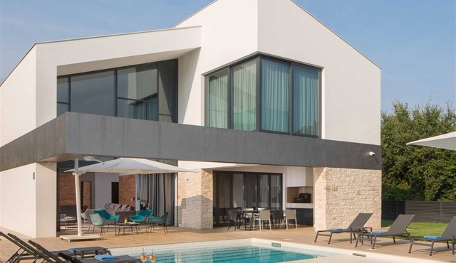 Luxury 4BR Villa for 8+2 with Heated Saltwater Pool