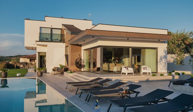 Luxury 4BR Villa with Pool, Jacuzzi, and Sauna
