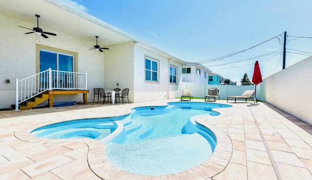Luxury 5 bed, 3 ba, separate in-law suite, htd pool & SPA, mins walk to beach