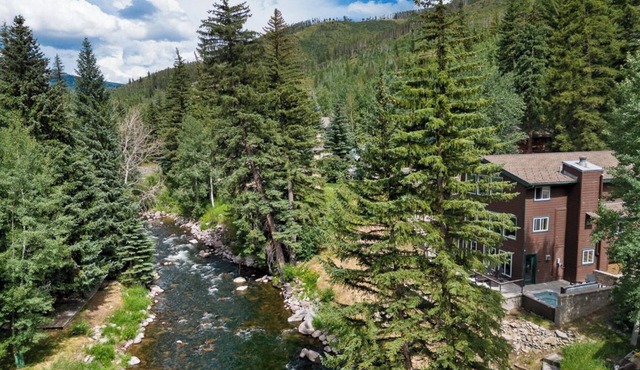Luxury 5 bd 3,100 sq ft home on the river-3 min walk to free shuttle w/hot tub