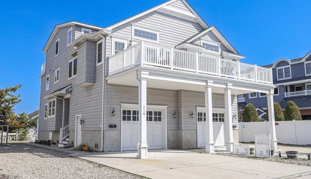 Luxury 5 bd/3.5 br AV house w/HEATED POOL - center of town/3 blocks to beach!