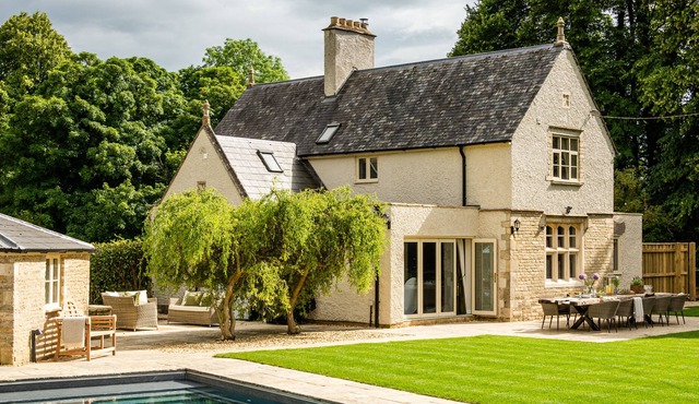 Luxury 5 bed Cotswold house with pool and hot tub near Cirencester.