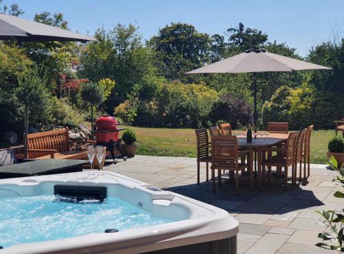Luxury 5-Bed Country House with Hot Tub, Views & Games Room, Sleeps 12 - Kent Downs