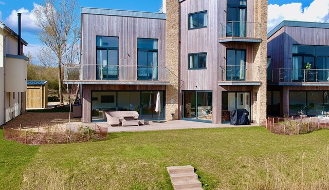 Luxury 5 Bedroom Lake House with shared pool/spa at Lower Mill Estate