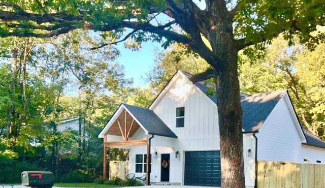 Luxury 5 Bed House, 10 Mins to Downtown, Hot Tub, Pet Friendly, Fenced Back Yard