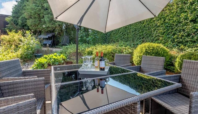 Luxury 5-bed House With Tennis Court & Games Room