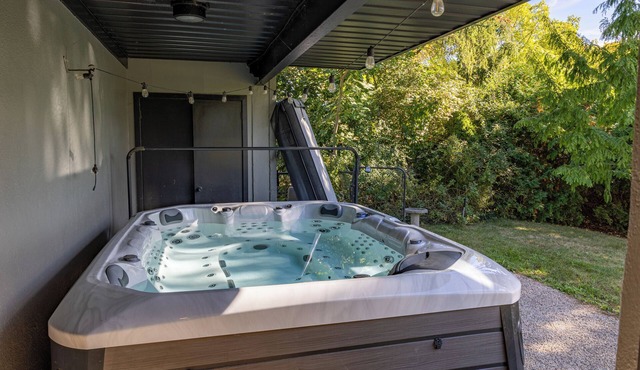 Luxury 5-Bed London Retreat: Hot Tub & Sauna + Prime Location, Ultimate Comfort!