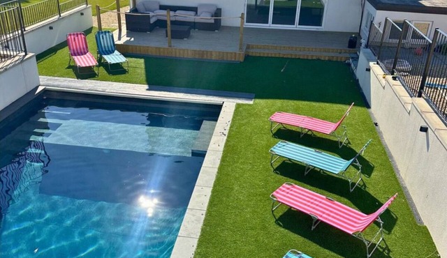 Luxury 5 Bed - Sleeps 14 - With Swimming Pool