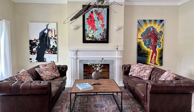 Luxury 5 Bedroom Art Villa, Heated Pool, Hot tub, Billiards, Grill!