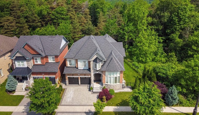 Luxury 5 Bedroom Home in Richmond Hill, Free Parking, Private Gym