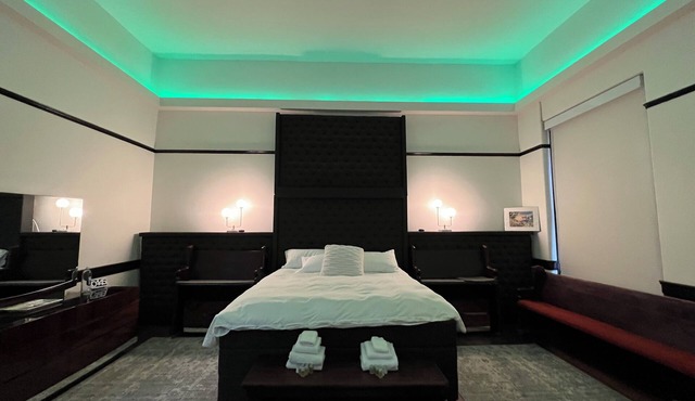 Luxury 5-bedroom Castle in fabulous Buffalo Niagara Falls indoor Basketball Gym