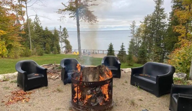 Luxury 5 bedroom cottage on 8 acres of privacy!