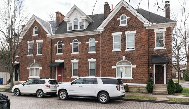 Luxury 5-bedroom Cozy Retreat in German Village!