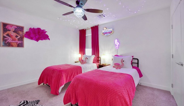 Luxury 5 Bedroom Desert Oasis- The Viva Las Vegas House