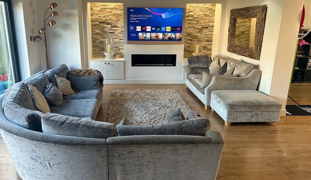 Luxury 5 Bedroom Group House near Cardiff with Sauna and Games Lounge