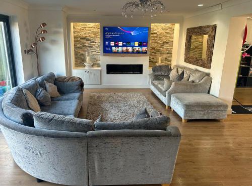 Luxury 5 Bedroom Group House near Cardiff Sleeps 13 with Sauna and a Games Lounge