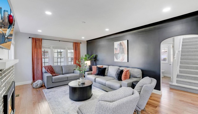 Luxury 5-Bedroom Home, Mins from Downtown Minneapolis