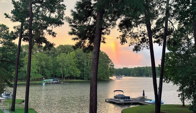 Luxury 5-bedroom home on beautiful Lake Oconee with Private Pickleball court!