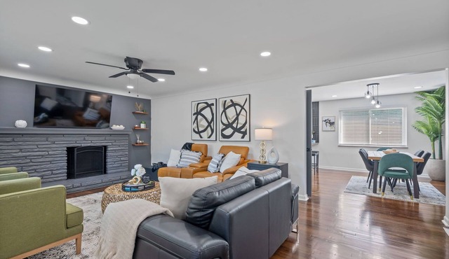 Luxury 5-bedroom House in Charming Cincinnati with Gym, AC, Grill and Smart TVs.