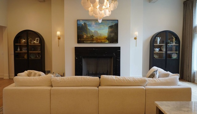 Luxury 5-bedroom house in charming Royal Oak with hot tub and steam sauna
